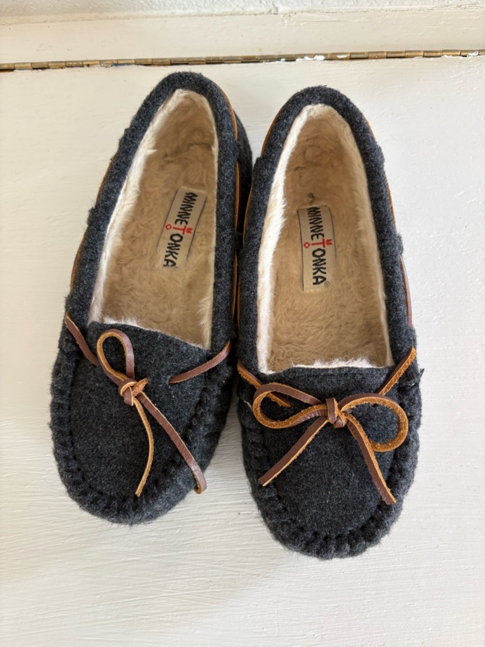 Minnetonka Charcoal Felt Moccasins with Brown Leather Bow (size 6)